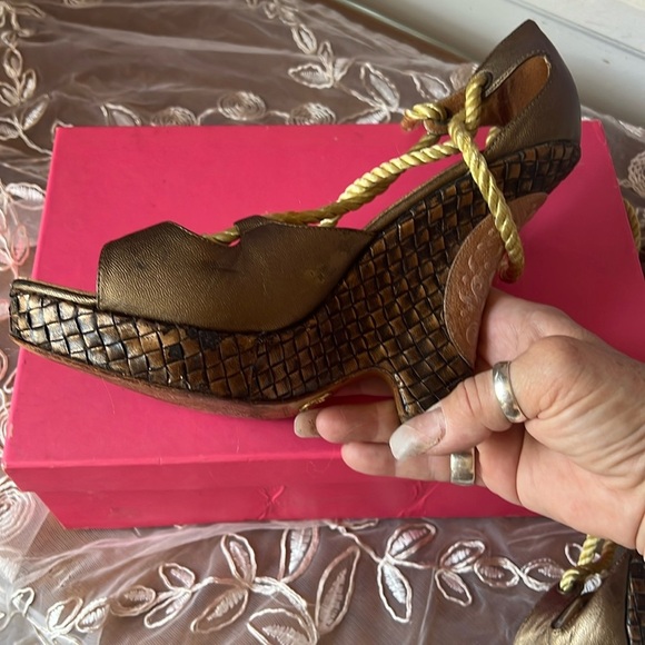 Sz9 Beyoncé’s House of Deréon gold, lace up, platform heels. - Picture 10 of 16